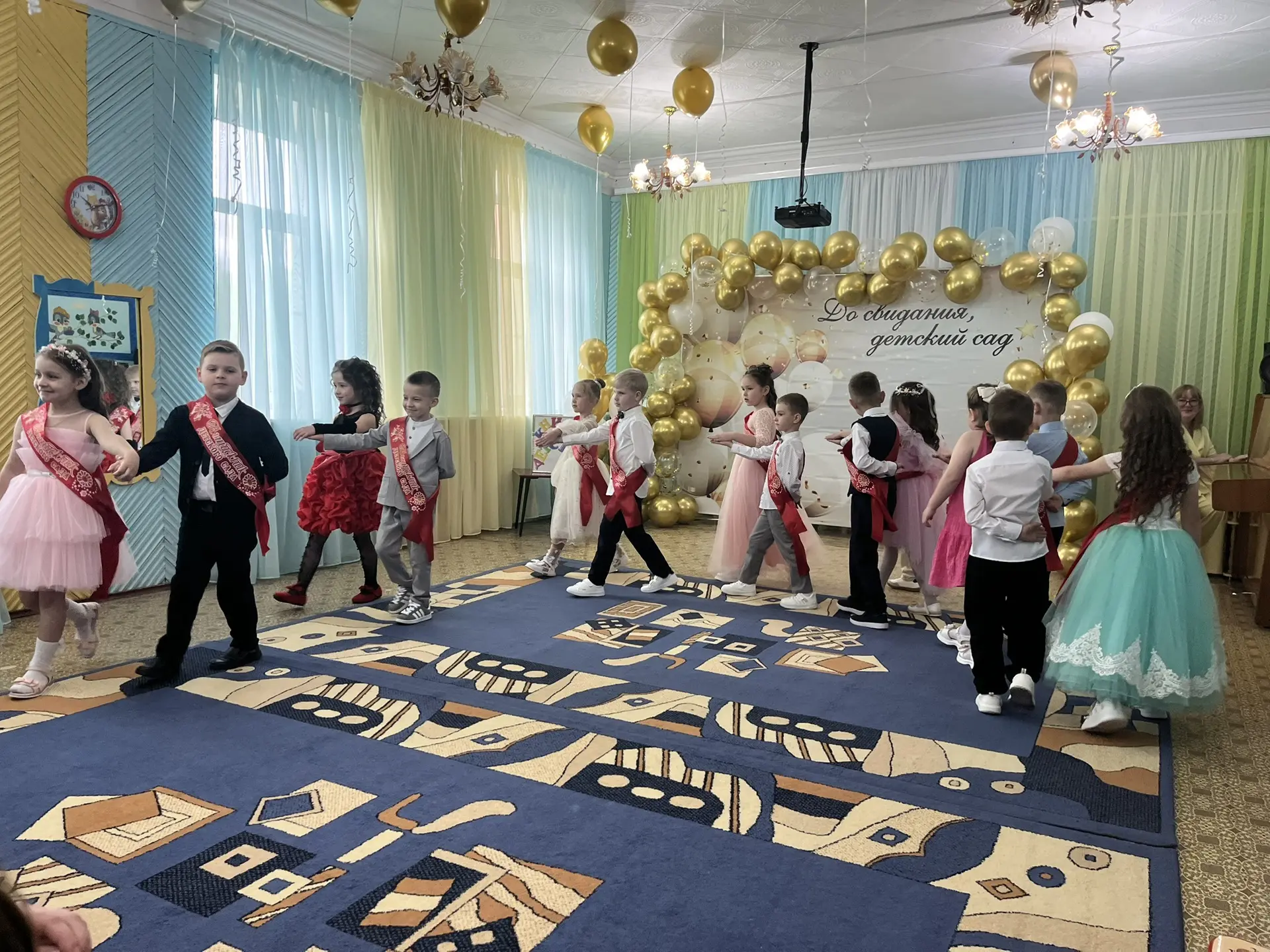 Выпускной бал в детском саду — это самый трогательный, самый незабываемый из всех праздников. Слово 