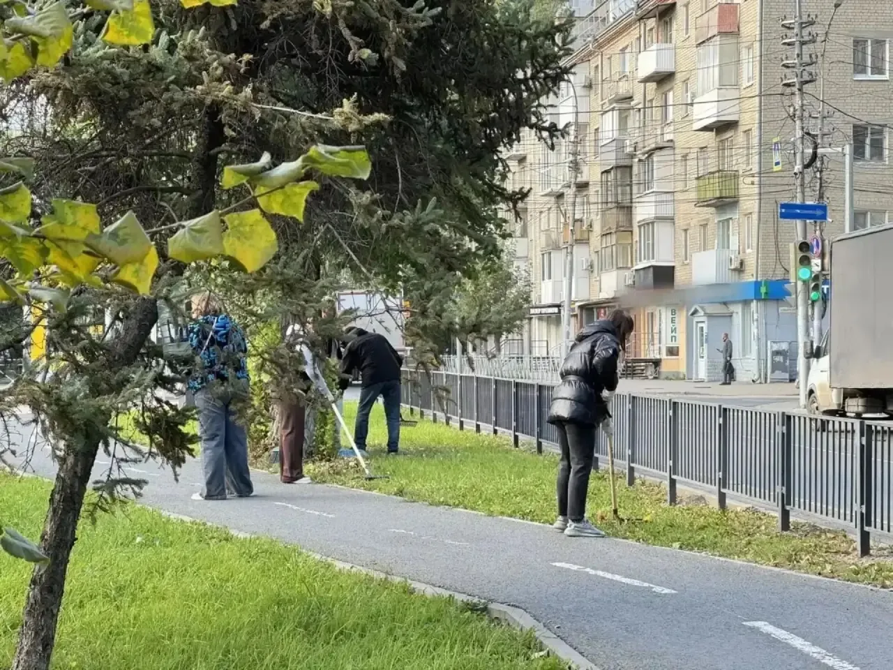 🧹Сегодня в Саратове начался первый осенний общегородской субботник.