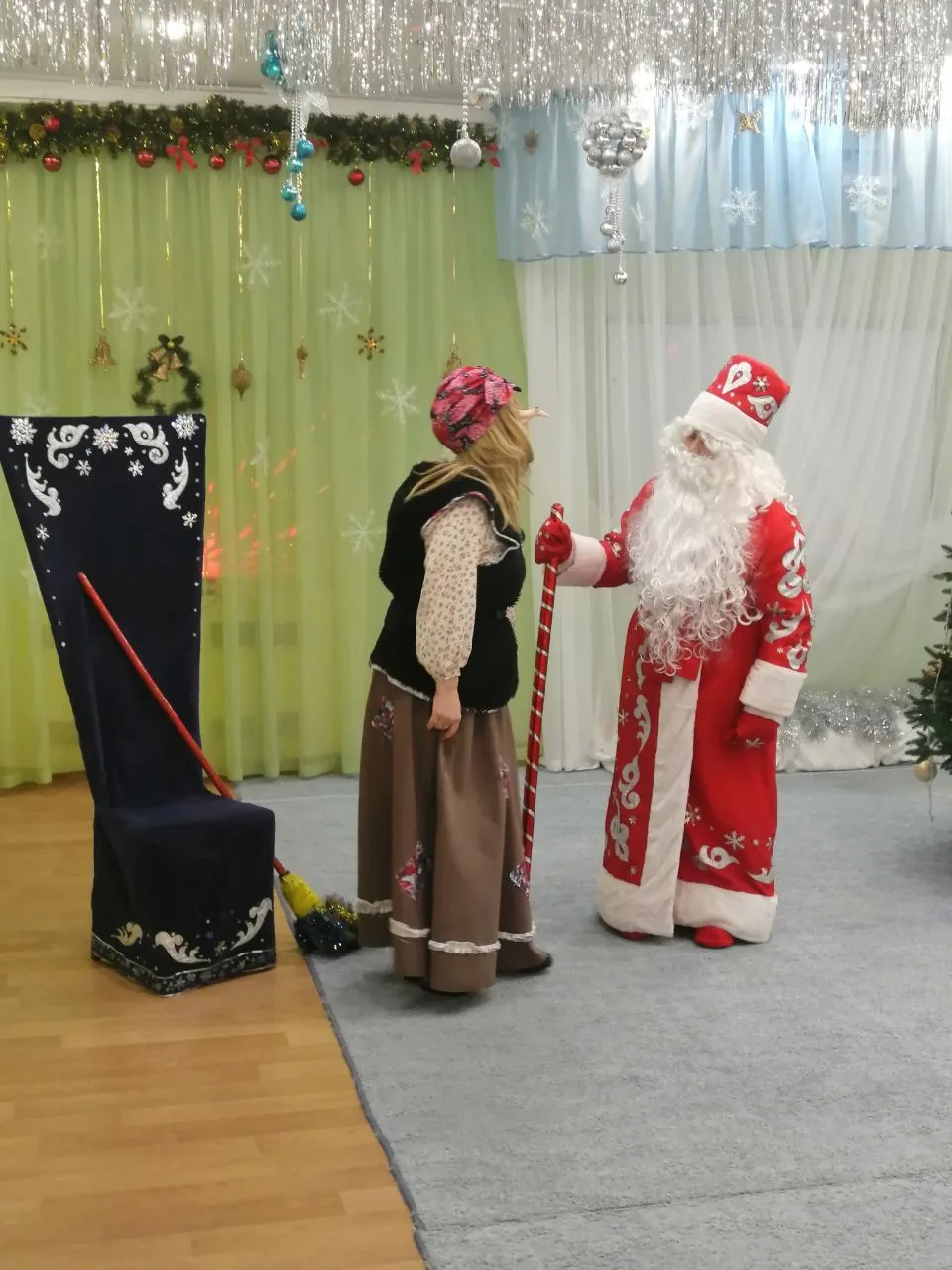В средних  группах прошли замечательные новогодние утренники! Ребятишки провели это вол...