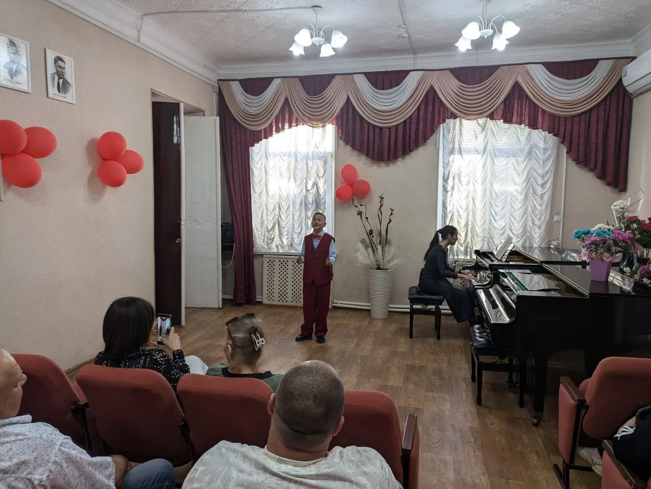 (Продолжение)
Отчетный концерт учащихся и преподавателей теоретического отделения "О, музыка, звучи 