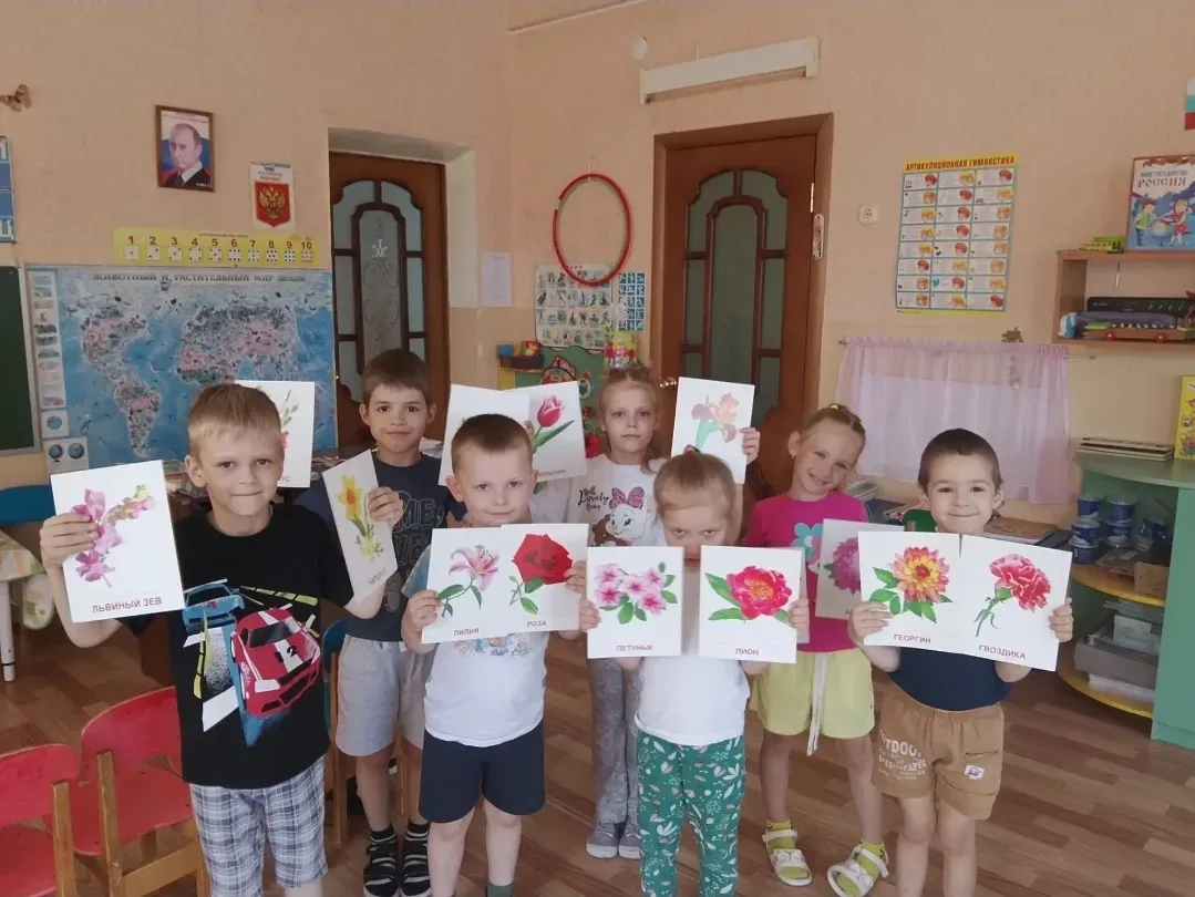 В группе №10 «Радуга» прошло мероприятие «День цветов». Ребята вспомнили редкие цветы из Красной кни