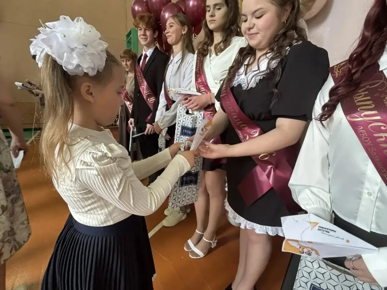 В Большекуликовской школе сегодня не просто прощались со школой — здесь передавался важ...