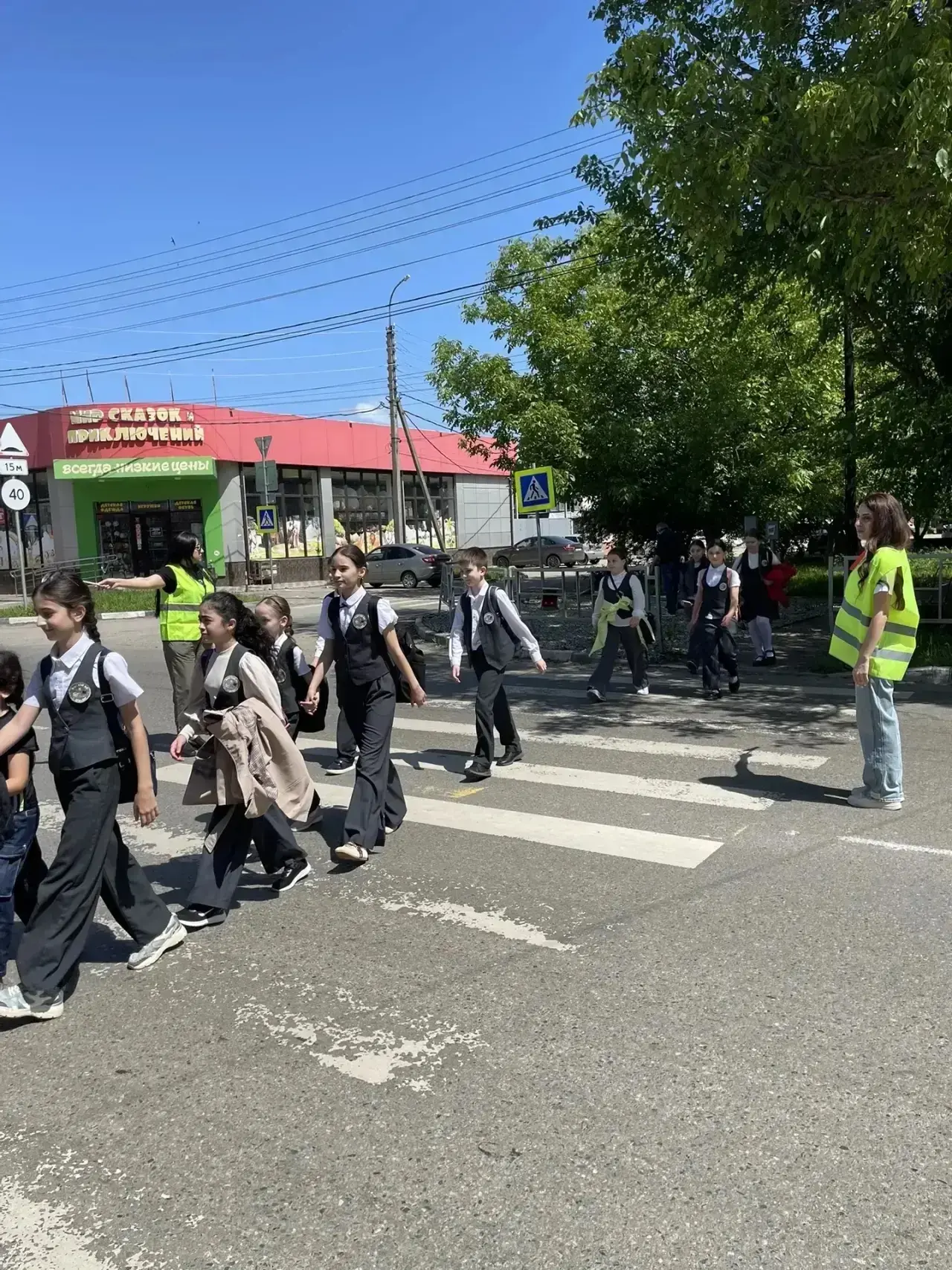 🚦 Родители 4 «А», 4 «Б», 4 «В» и 4 4 «Д» классов приняли участие в акции «Внимание! Дети!»   В рамка