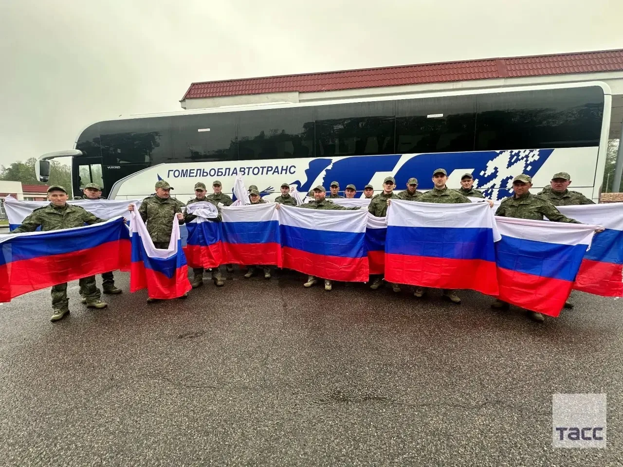 ❗️Первые кадры возвращенных из украинского плена российских военнослужащих.  Как сообщили в Миноборо