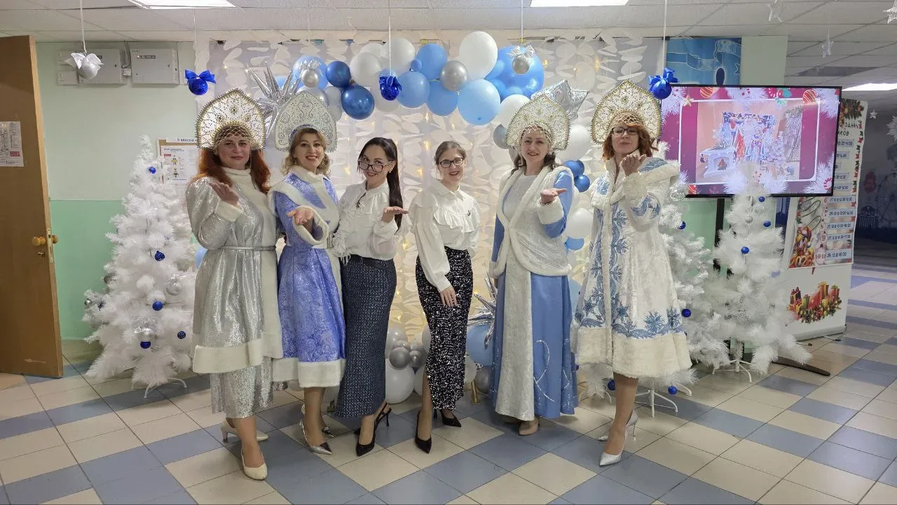 🎉 «Голубой огонёк» в школе: путешествие в атмосферу новогоднего волшебства! ✨ Дорогие друзья! Предст