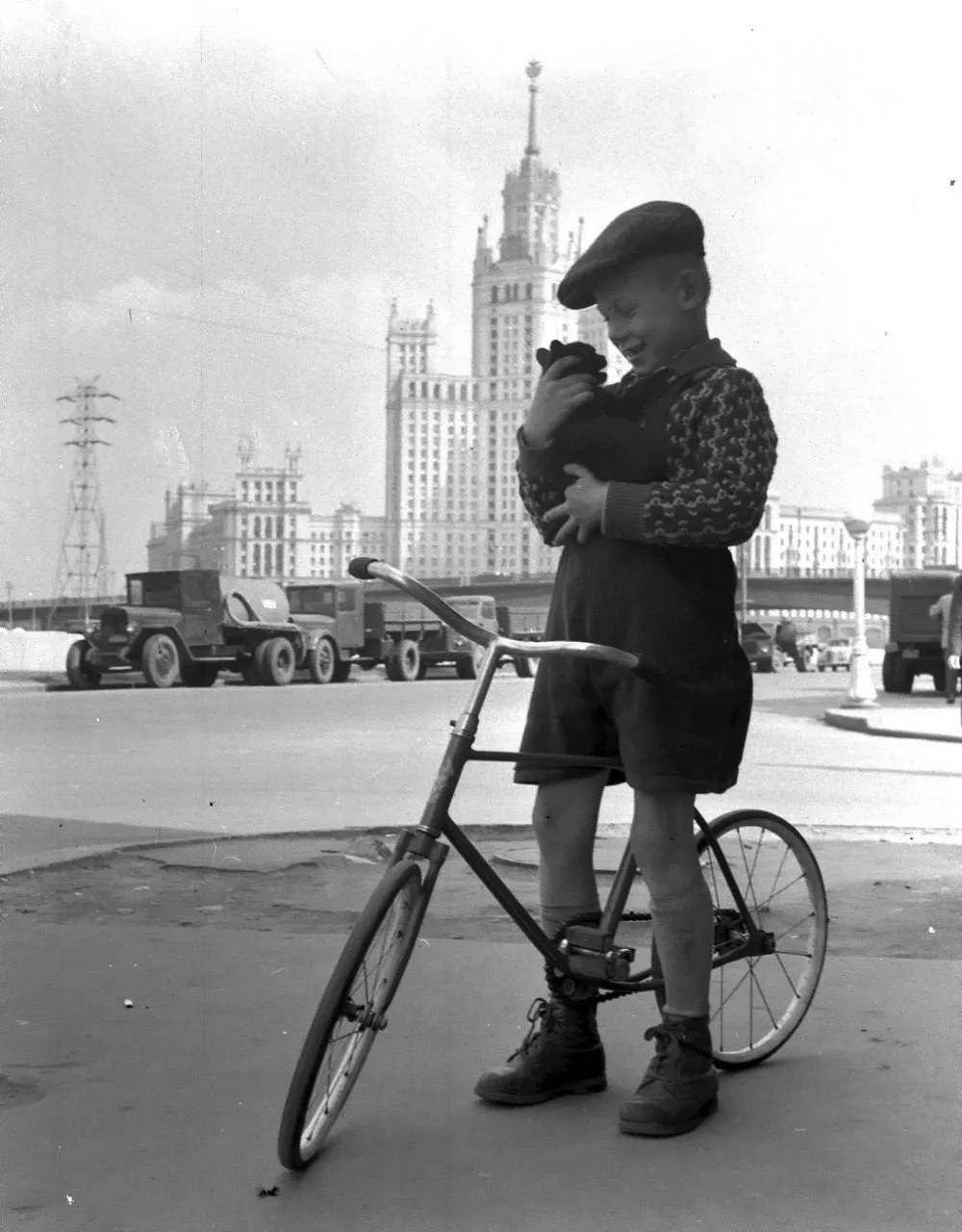 📷 Мальчишка с котёнком 

1956 год

Хроники Москвы
