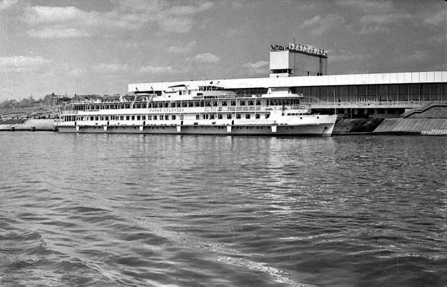 Теплоход "Мария Ульянова" у пристани речного вокзала. Фото В. Мирошниченко, 1974г