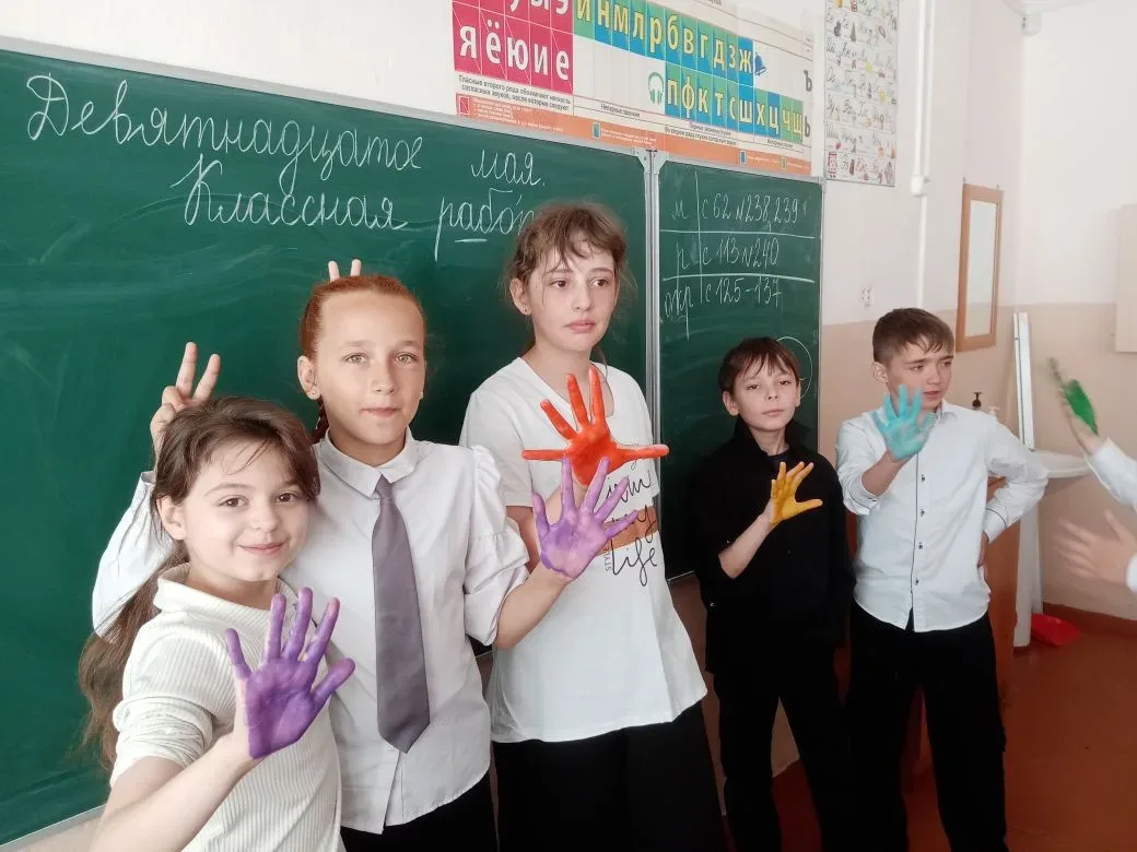 🎨 Сегодня в 4 «В» творили по‑крупному! Урок ИЗО вышел за рамки бумаги: ребята вооружились акриловыми