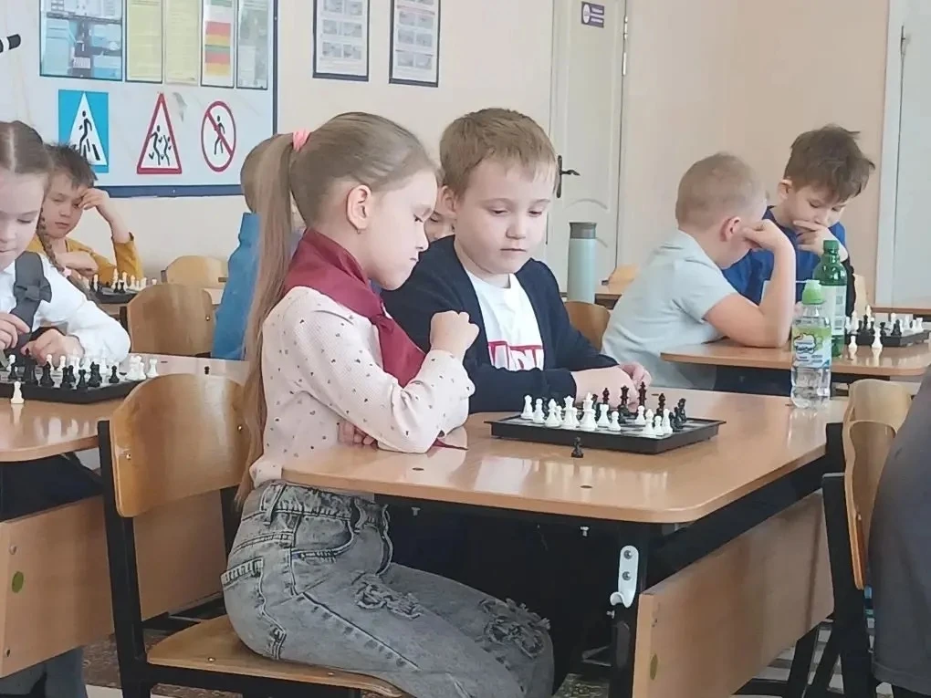 Доброе утро ☀️   ♟️ Шахматный турнир среди 1–2 классов: первые победы!  Вчера в нашей школе прошёл з