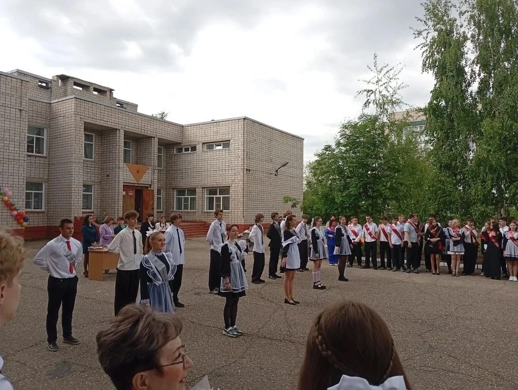 26 мая в нескольких образовательных учреждениях прошёл праздник последнего звонка.