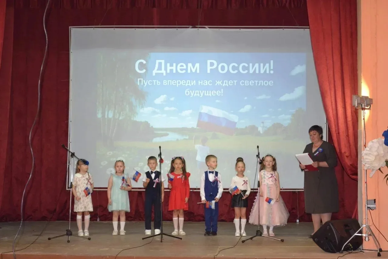 12 июня в Доме культуры с.Святославка состоялся праздничный концерт "Россия - наш дом", посвящённый 