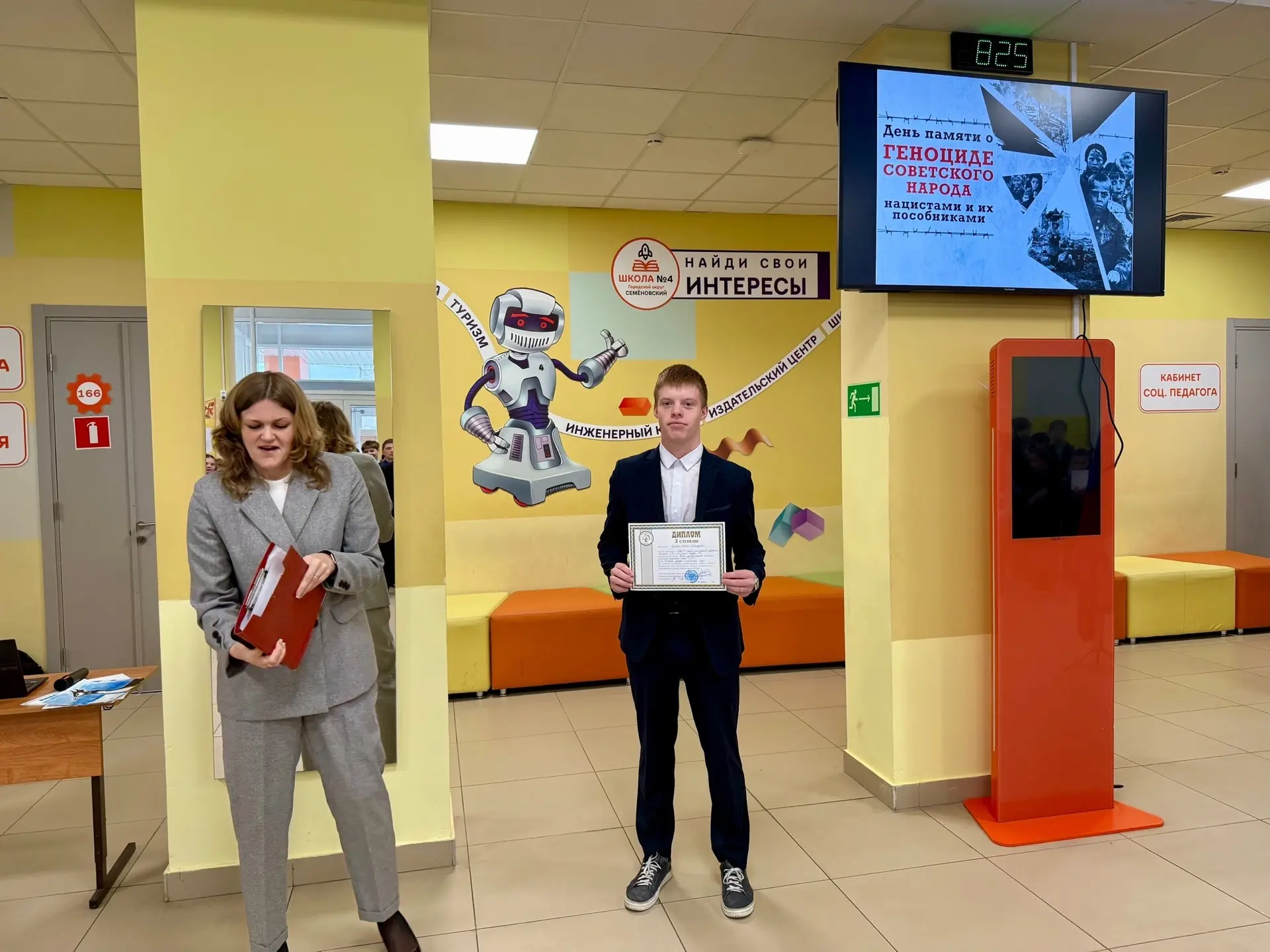 🇷🇺 ТРАДИЦИОННАЯ ЕЖЕНЕДЕЛЬНАЯ ЛИНЕЙКА: «ГЕНОЦИД СОВЕТСКОГО НАРОДА»  📍20 апреля в нашей школе прошла т