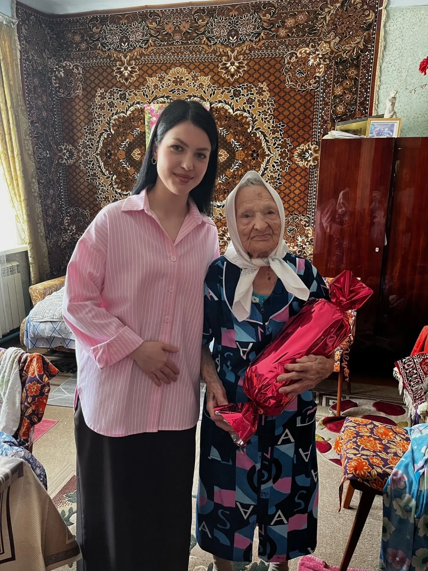 Сотрудники нашего Центра поздравили с 101-летием Романову Марию Никитичну!