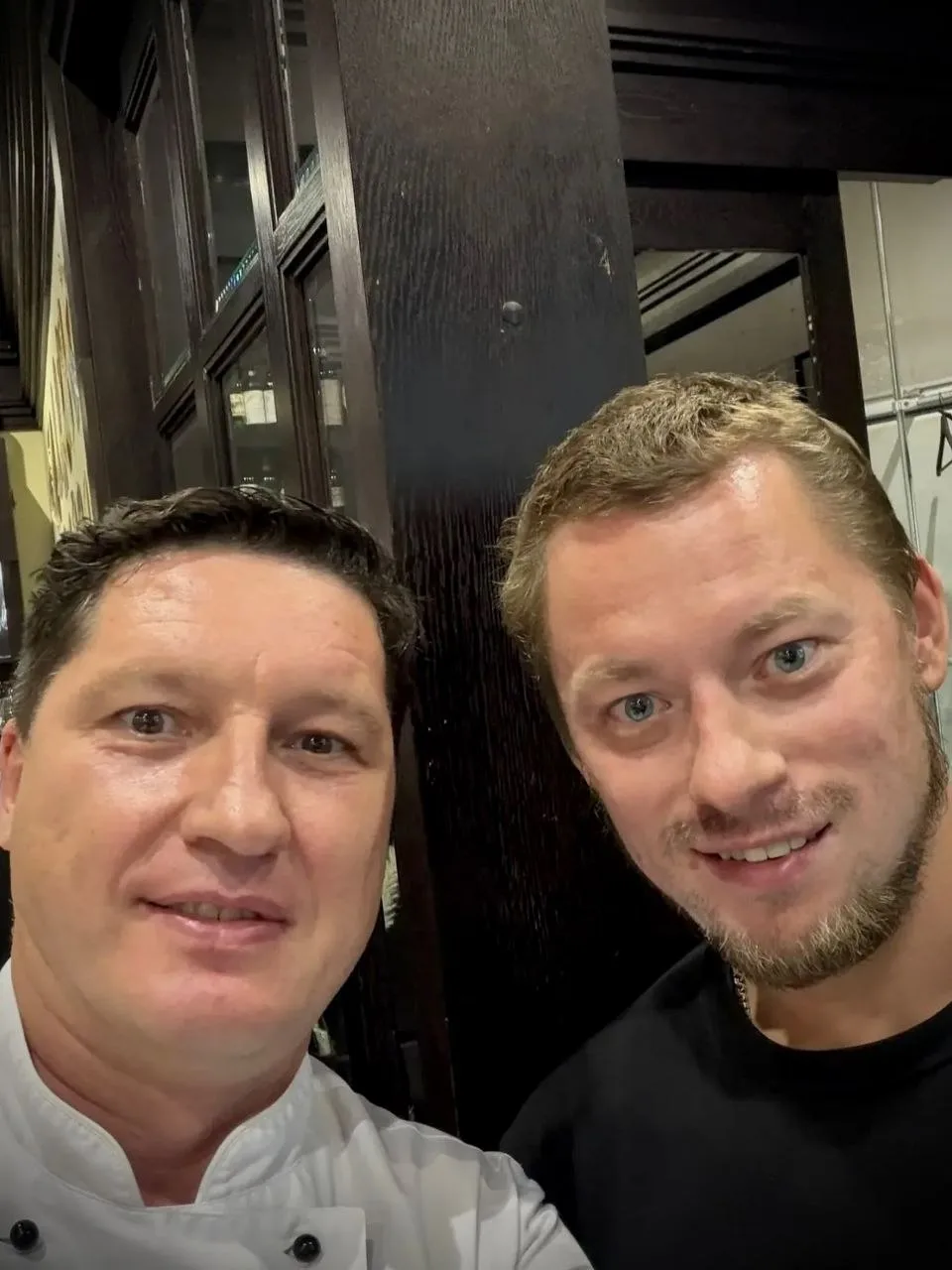 Владимир Тарасенко прилетел в Новосибирск
Известного форварда сфотографировали в местном стейк-хаусе