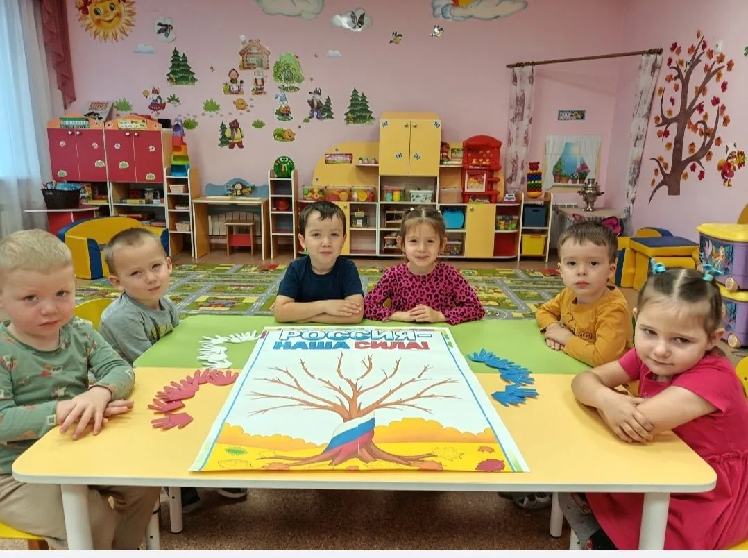 В МБОУ ОШ с Лавы в дошкольных группах прошёл тематический день " День России"
 Ребята познакомились 
