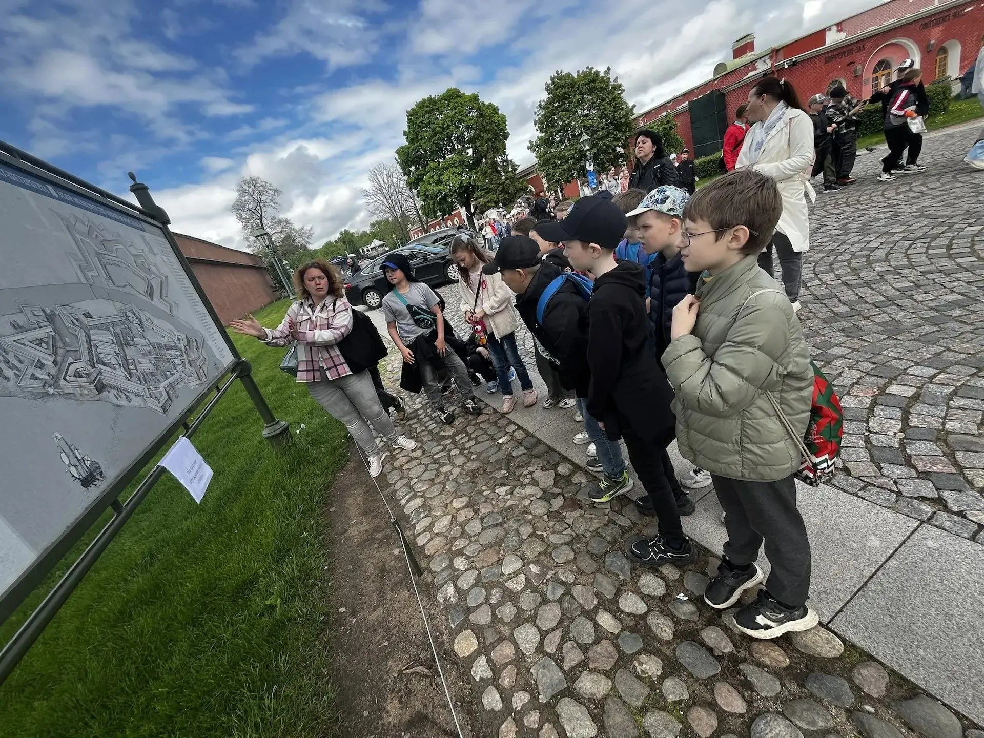 Ученики 3Е класса совершили невероятное путешествие в прошлое. Ребята побывали в легендарной Петропа