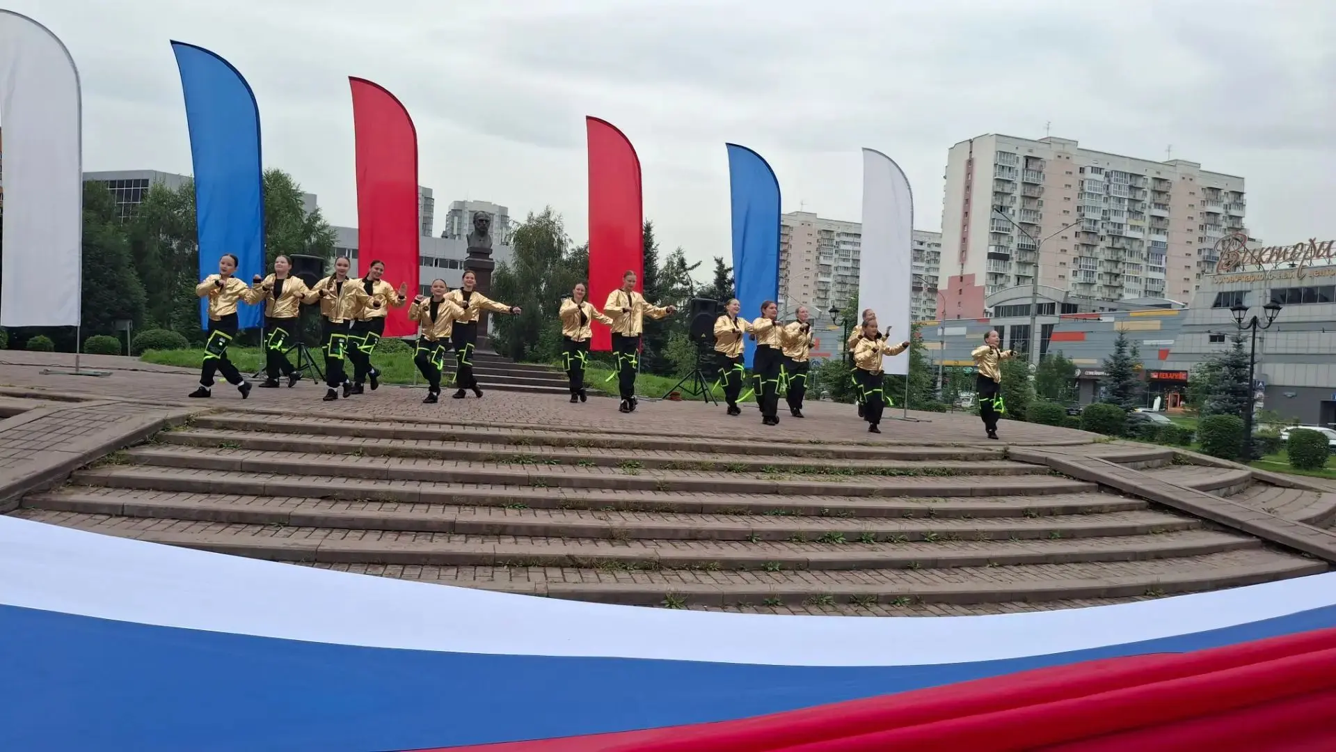 «Под гордым флагом мы едины»: праздник в сквере Ермакова
