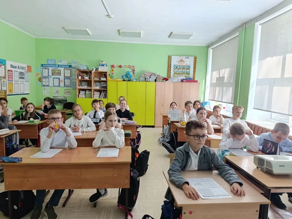 Сегодня наша школа традиционно начала учебную неделю с линейки и исполнения Государственного гимна Р