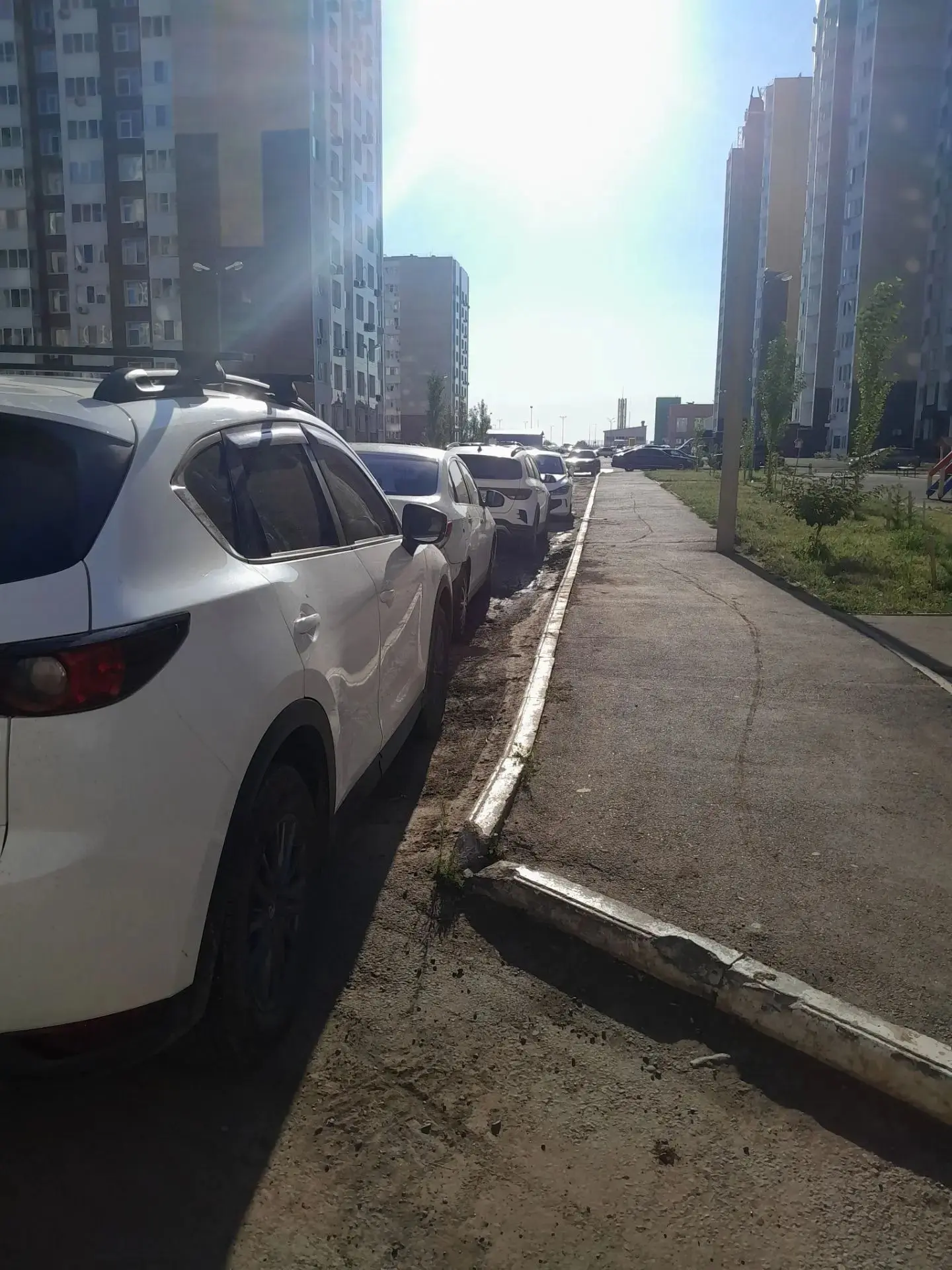 Просим убрать авто вдоль бордюра. Проводится уборка территории после аварии.