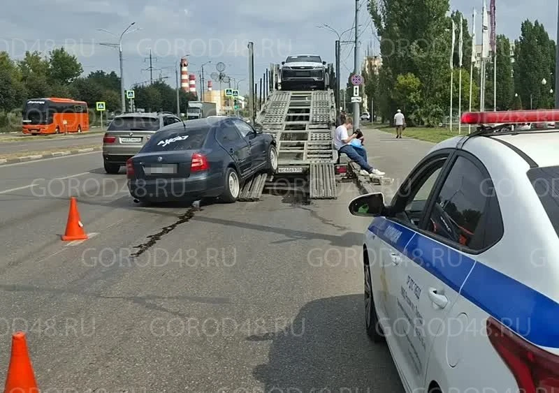 «Шкода» врезалась в автовоз на Московской во время разгрузки