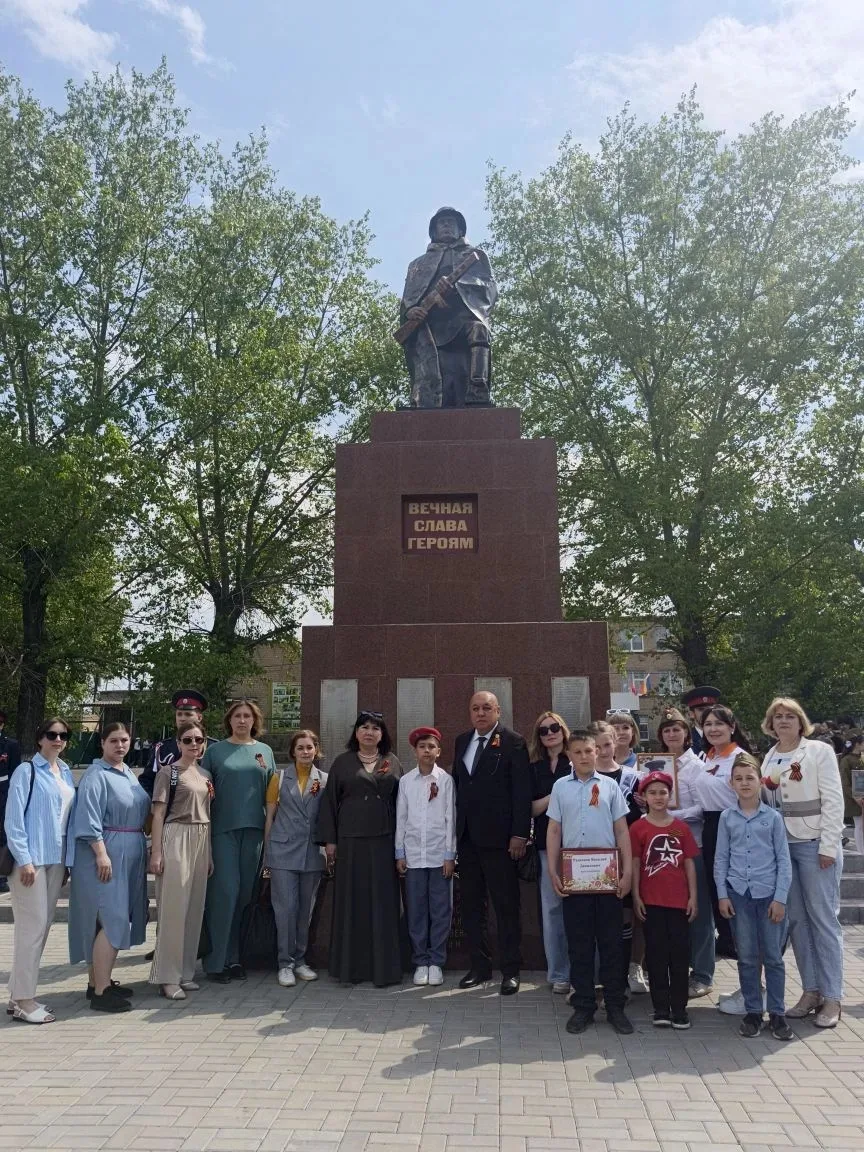✨🌷🌷Сотрудники нашей школы-детского сада с детьми почтили память воинов, погибших при ...