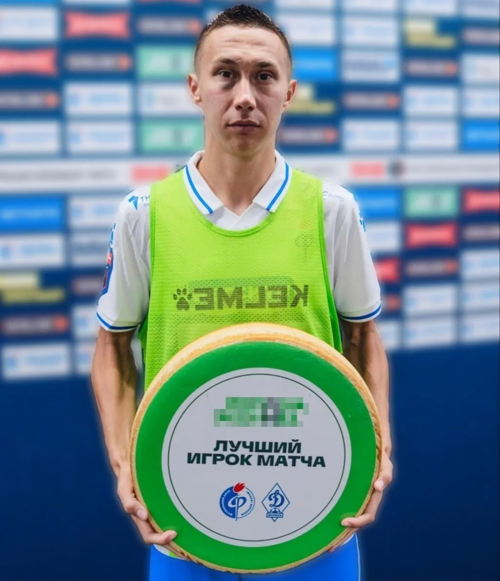 Полузащитник «Факела» Ильнур Альшин получил 15 кг сыра за звание лучшего игрока матча.