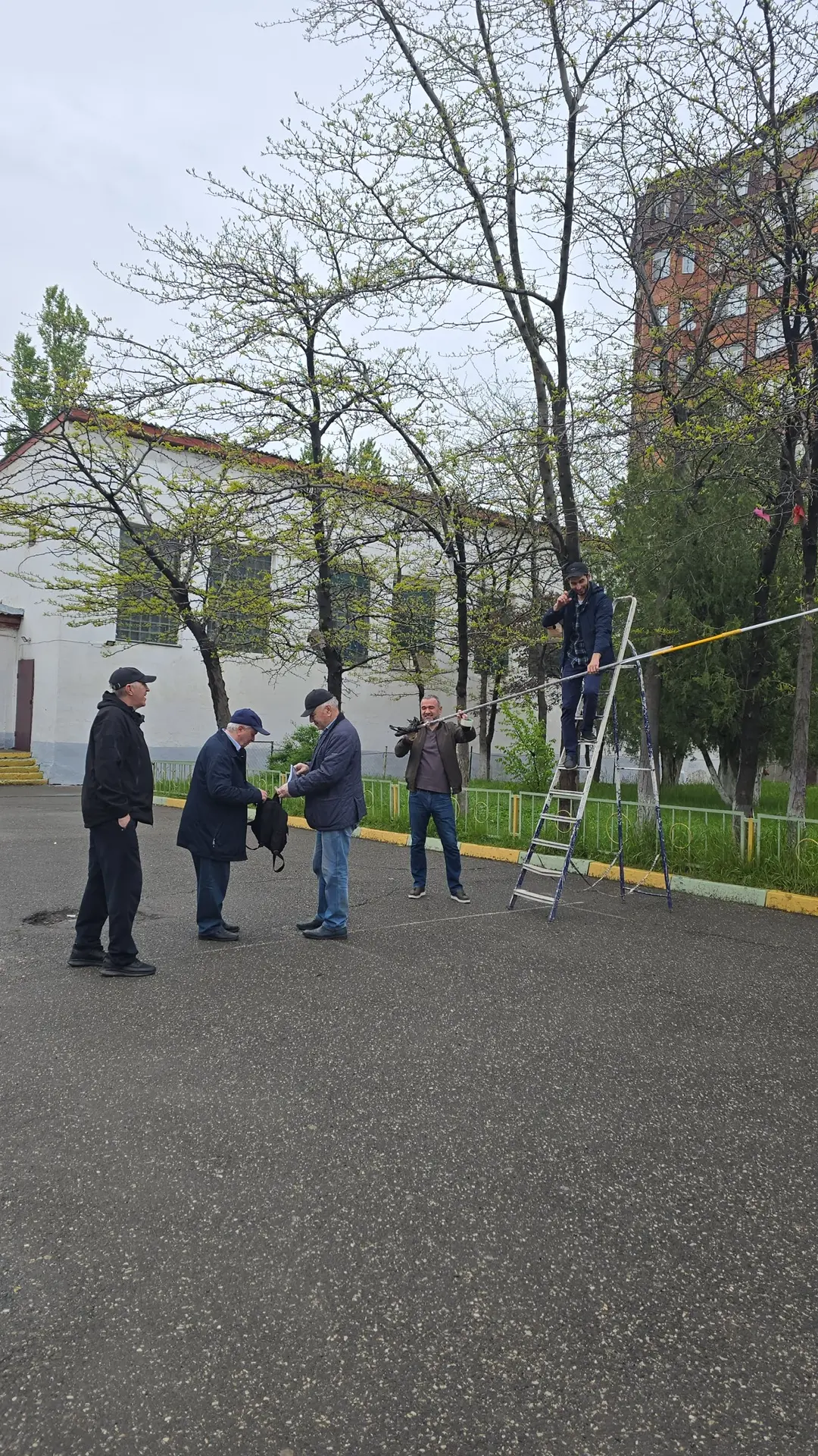 В рамках общегородского субботника  сегодня в  МБОУ СОШ №18 прошёл традиционный субботник по уборке 