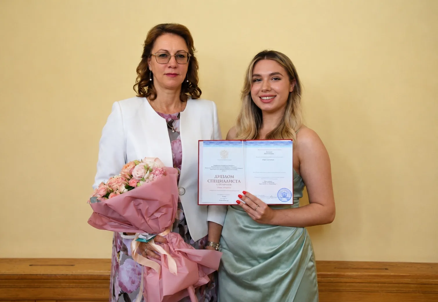 Приняла участие в торжественной церемонии вручения дипломов выпускникам Донецкого госуд...