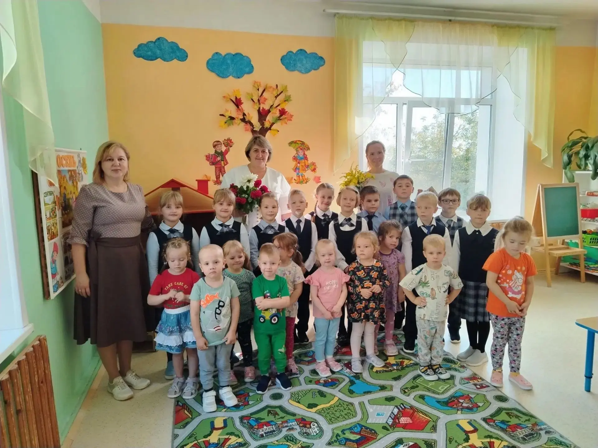 🎉 Ребята поздравили сотрудников детского сада с Днём дошкольного работника! 🎉