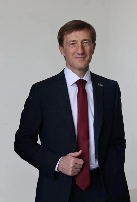 Друзья, можно работать на заводе, водить автобус, учить детей, лечить людей или даже ле...