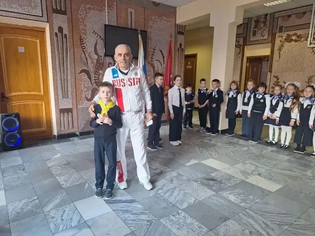 🏆 В начальной школе (Флотская, 60) прошло торжественное награждение участников ГТО — тех, кто сдал н
