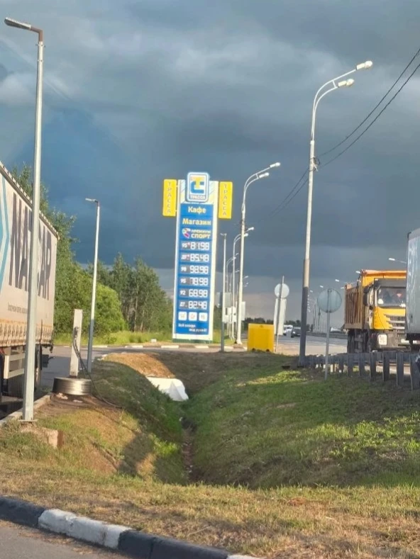 До 100 чуть-чуть осталось. АЗС «Трасса» на Новорязанском шоссе под Бронницами.