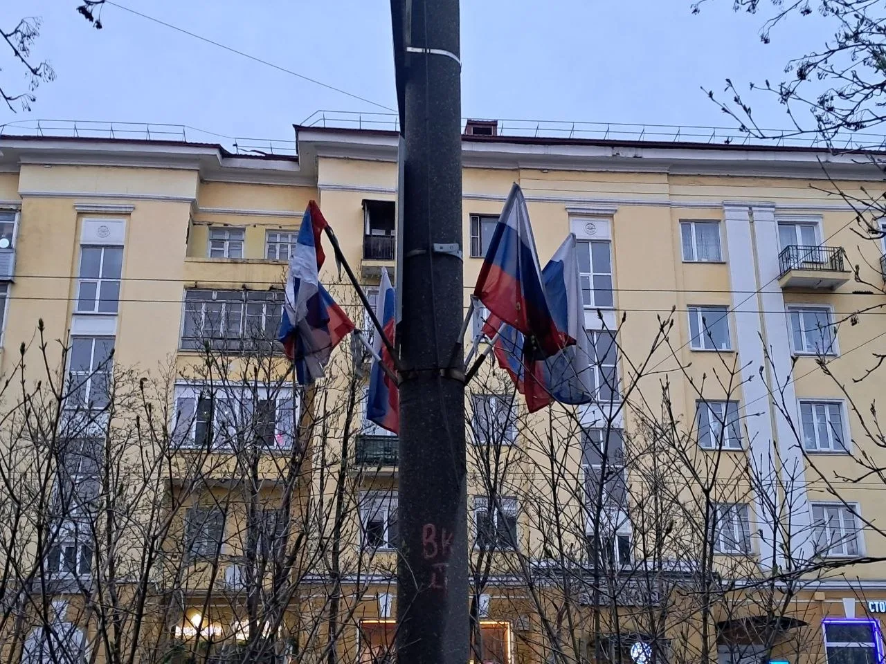 А когда флаги запланировано заменить или хотя бы постирать? Ну серьёзно, самим не стыдно, граждане о