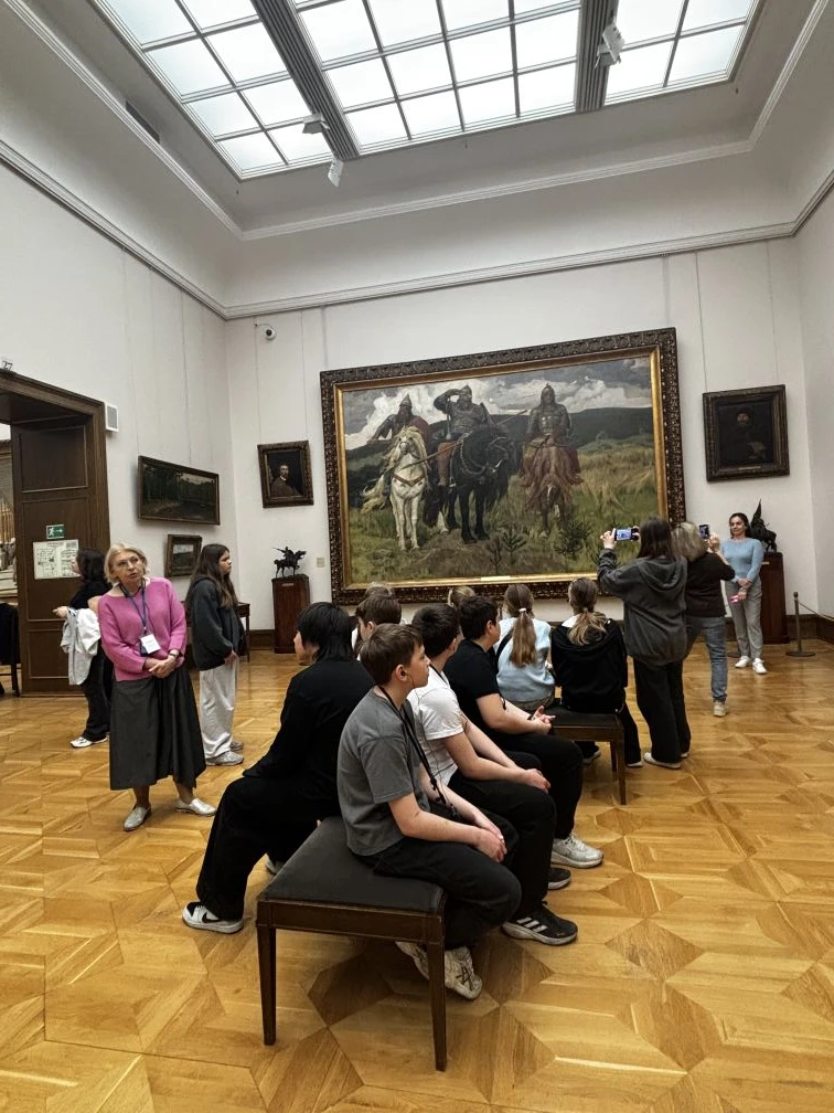 🎨 Ученики 6 «А», 9 «В» и 11 «А» класса посетили Третьяковскую галерею  🏛Ребята из 6 «А», 9 «В» и 11 