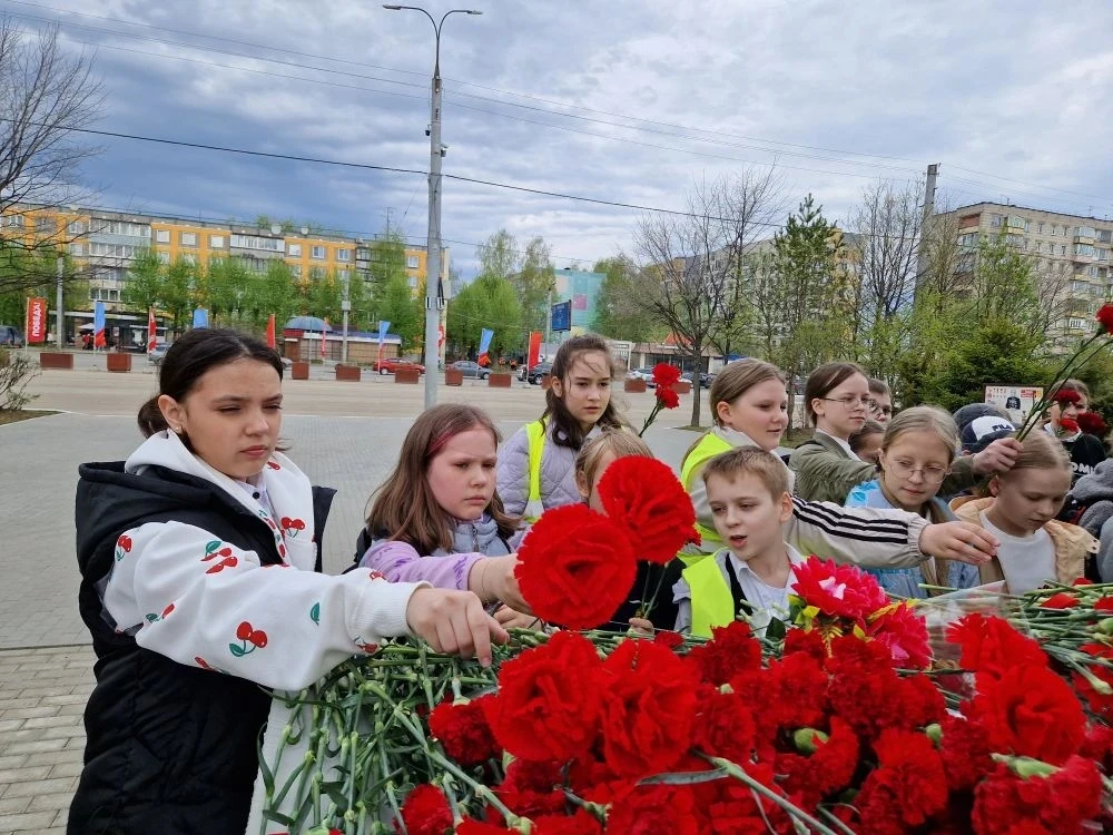 🌺 Память поколений.   8 мая учащиеся 4А и 4М классов приняли участие в торжественном и трогательном 