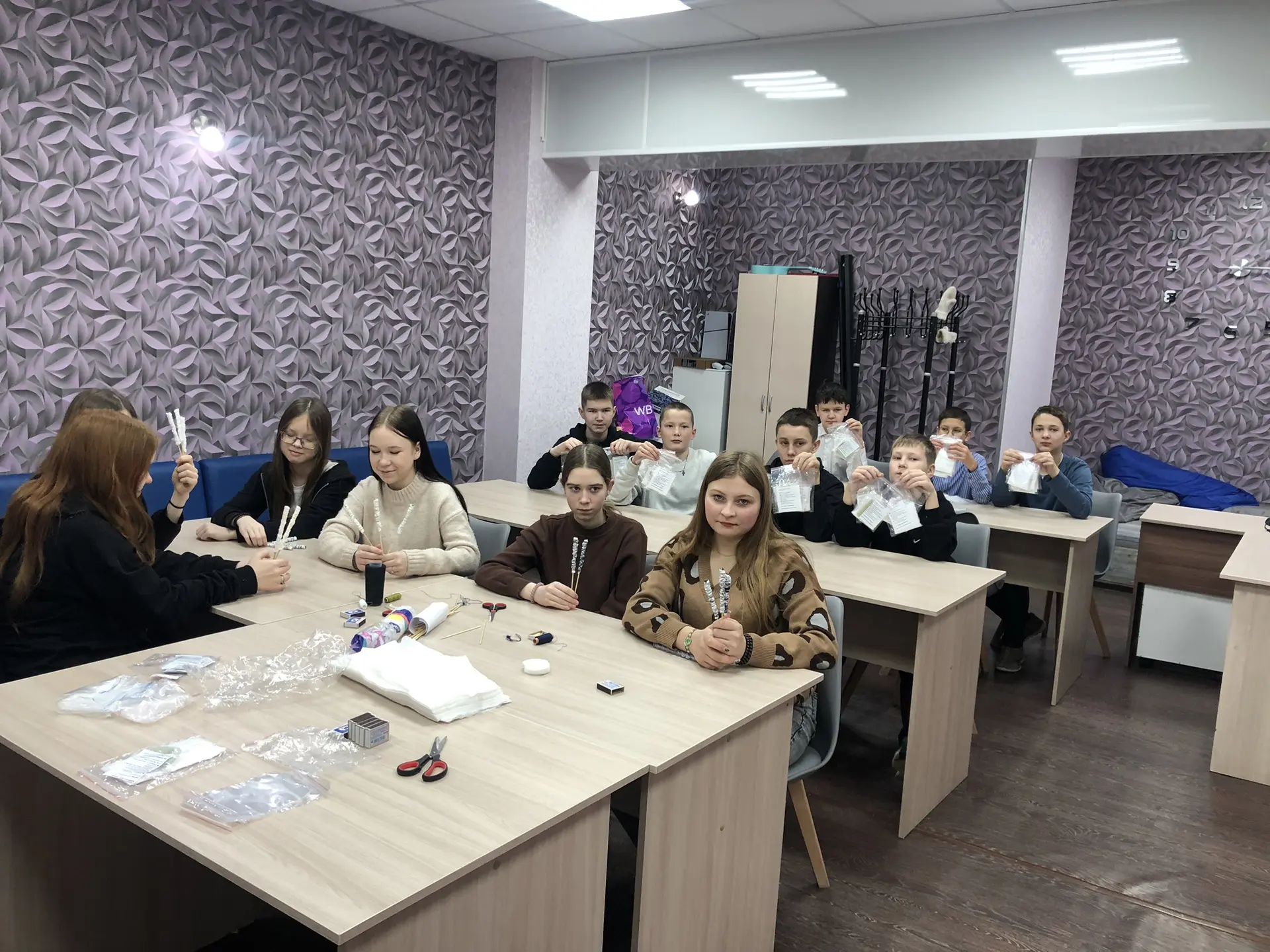 Сегодня 19.12.2025 ученики 7 «в» класса снова посетили  Пижанский РДК. Мальчики собирал...