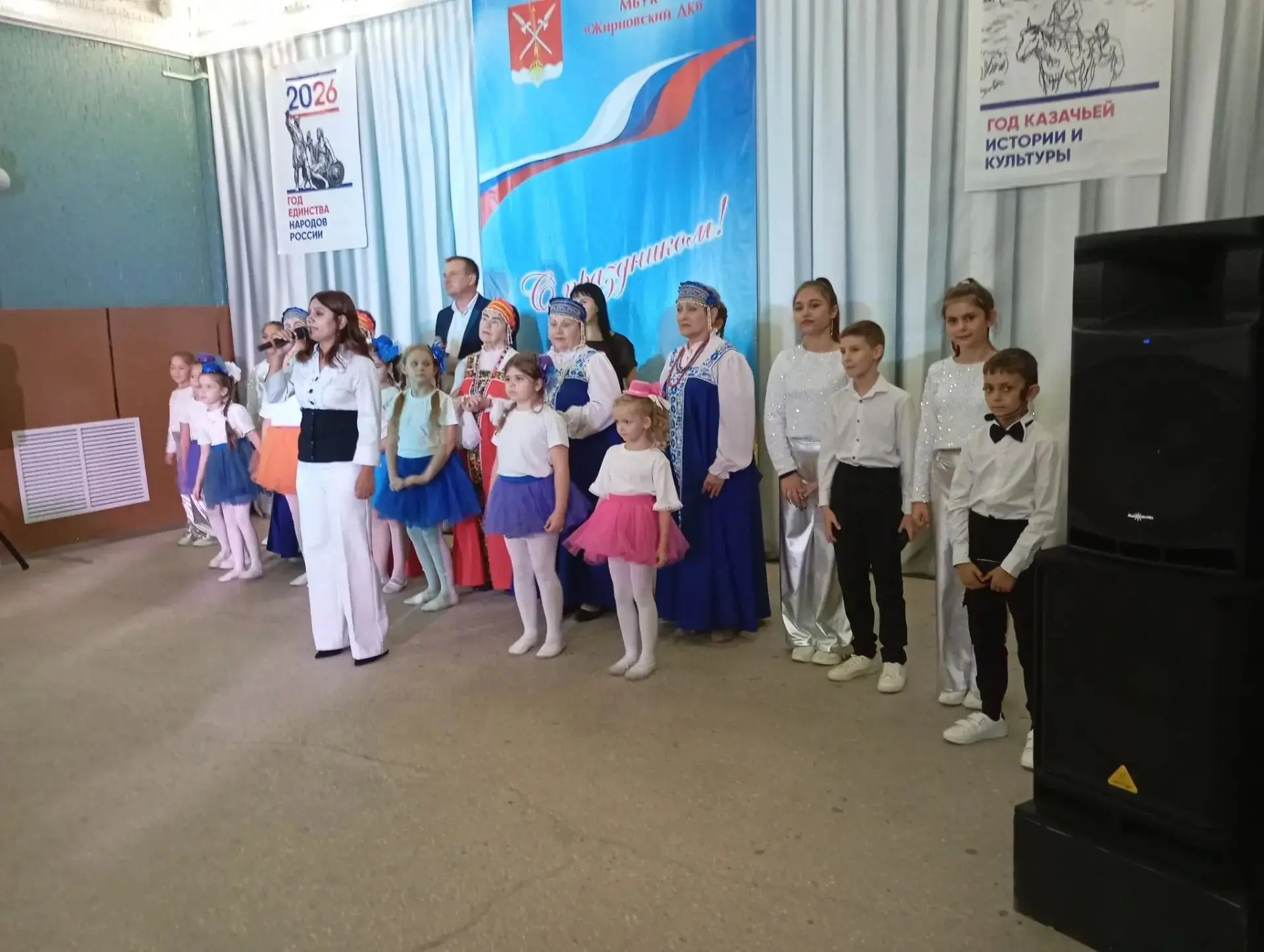Вокальная группа "Домисолька" поздравляли жителей п.Жирнов,Тацинского района с днем дош...