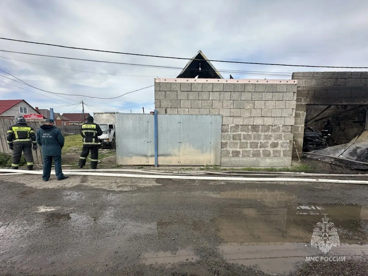 🔥Дом и гараж с автомобилем внутри горели в одном из абаканских дачных обществ  Пламя грозило в любой