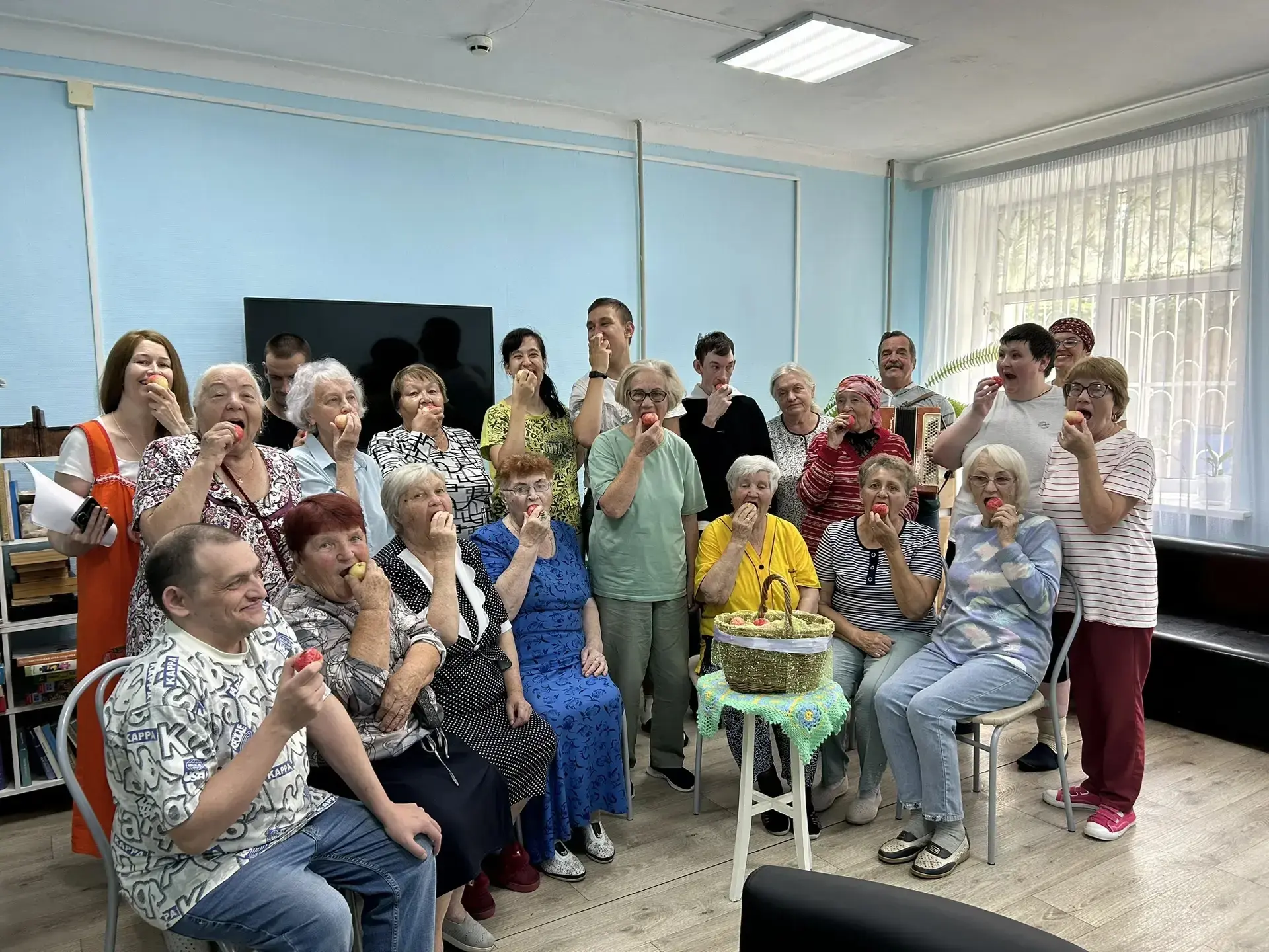 Кружимся в танцах с яблочком в руках! 🍎💃