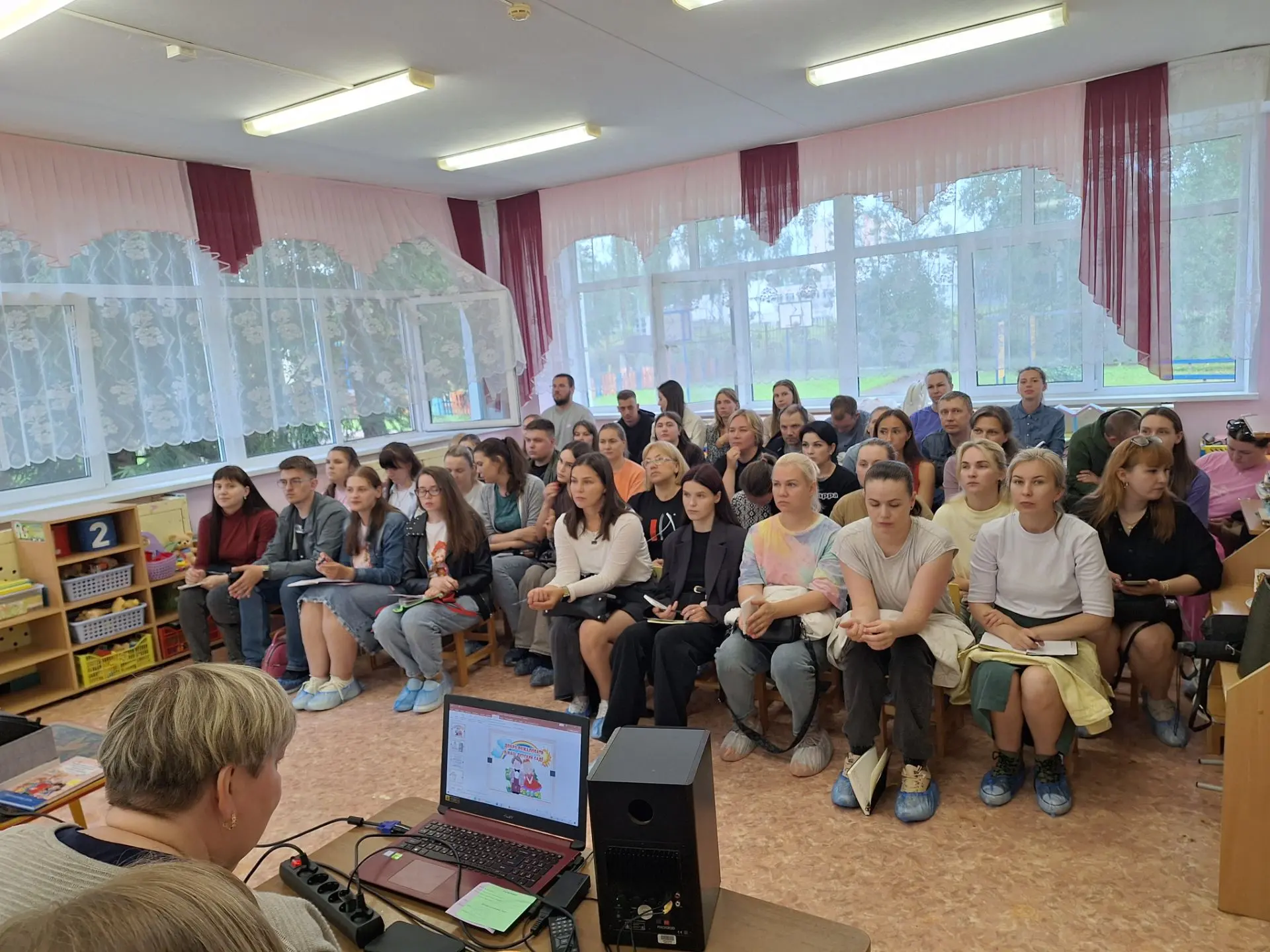 Сегодня состоялось общее родительское собрание для мам и пап детей от 1 до 2 лет. Встреча проходила 