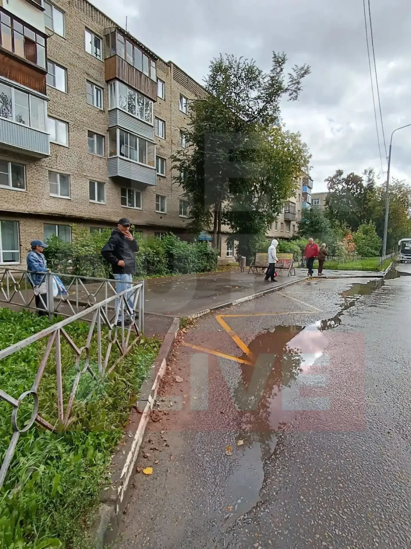 🌧️ Обещанный навес так и не появился: пассажиры мокнут на остановке у стоматологии