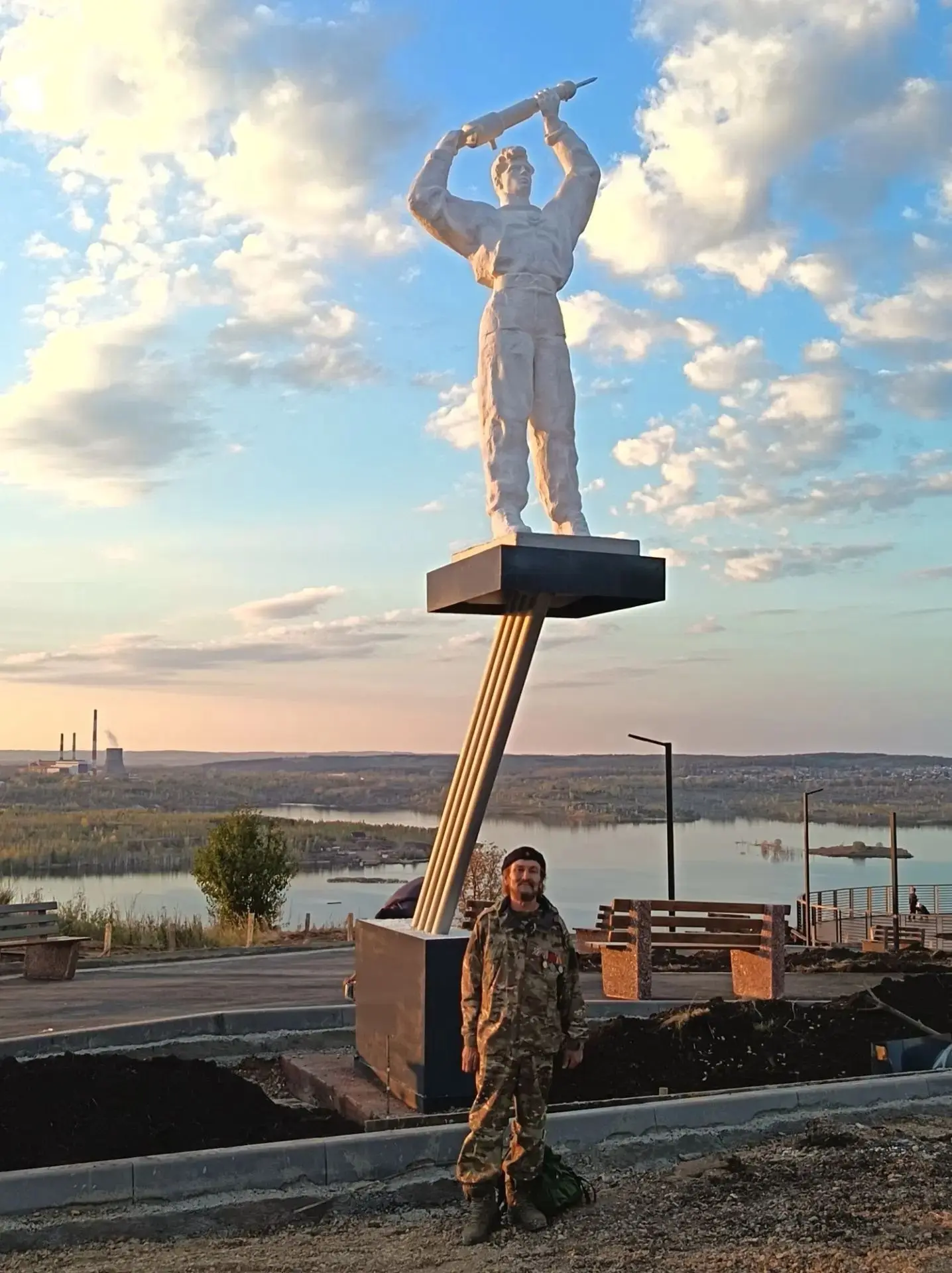 "На смотровой площадке установили памятник. Мой подарок городу.   Имя у него  "Шахтер  ...