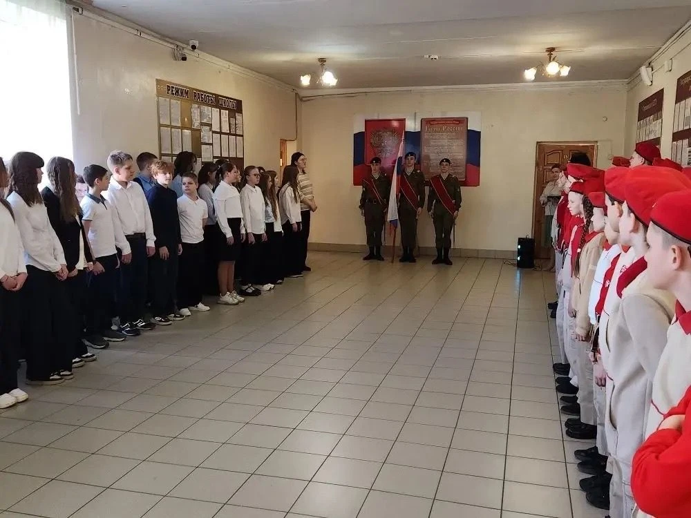 В нашей 14 школе прошла линейка, посвященная 65-летию в области космонавтики! Эта дата стала символо