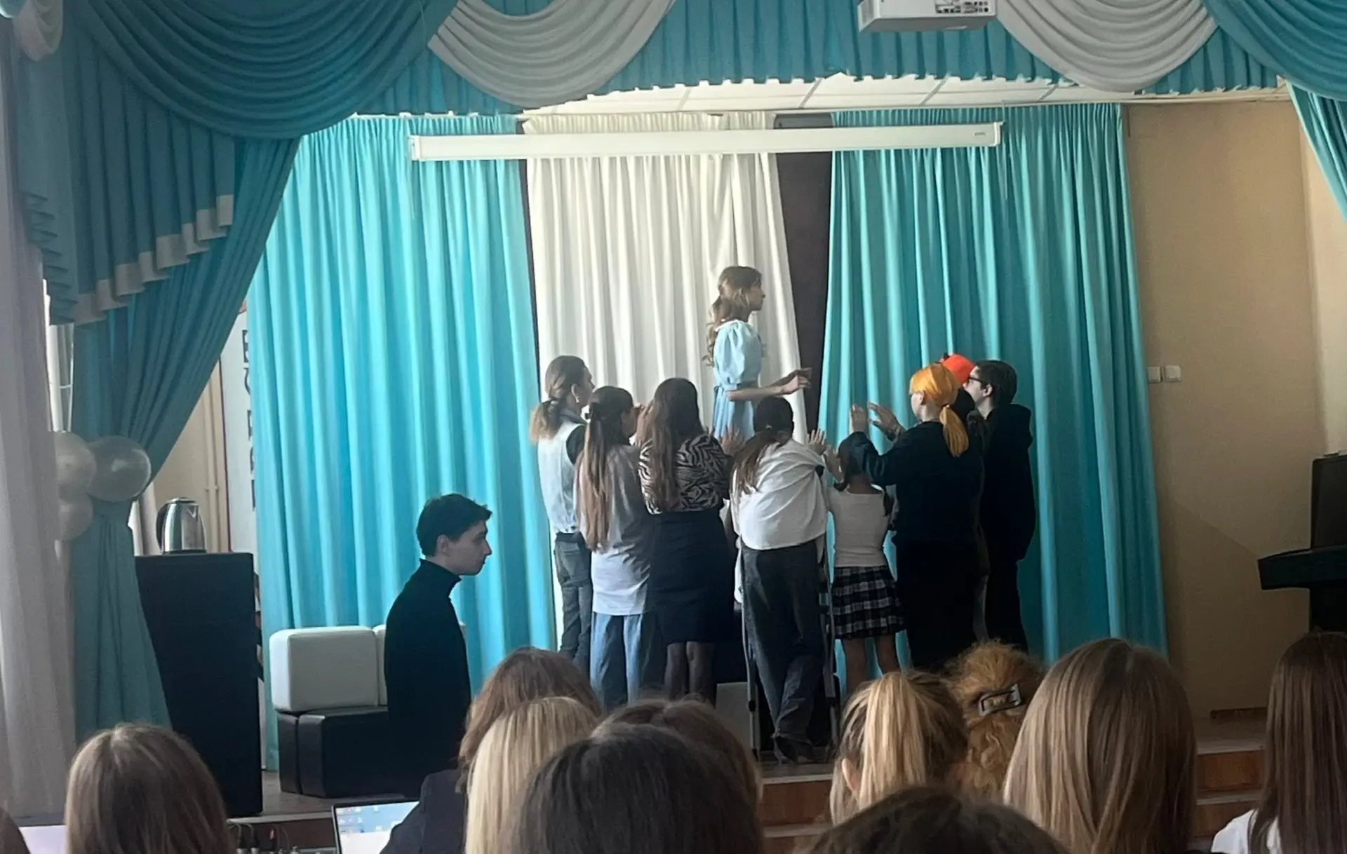 🎭 В преддверии Дня театра представители нашей школы из  10 класса  отправились в 8-ю школу на спекта