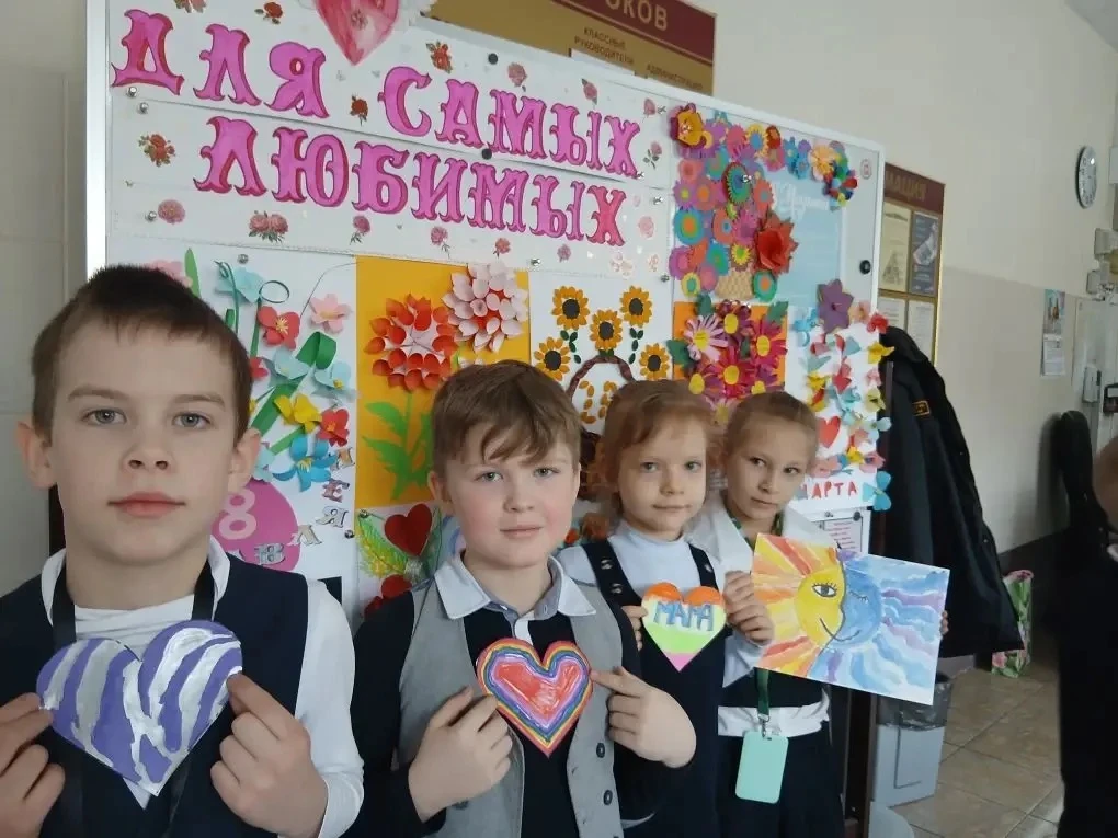 В вестибюле начальной школы открылась выставка под названием «Для самых любимых». Маленькие гимназис