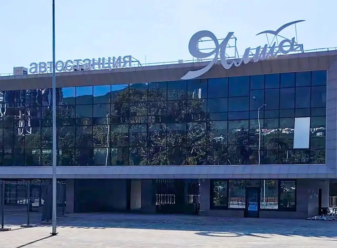 В Ялте завершается капитальный ремонт автостанции. Строительная готовность объекта – 95%.