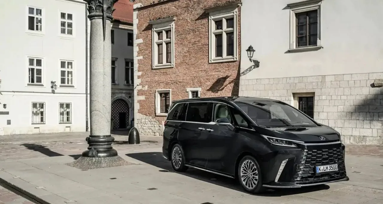 Lexus LM 350h снова доступен в России как рестайлинговый премиальный гибрид, минимальна...