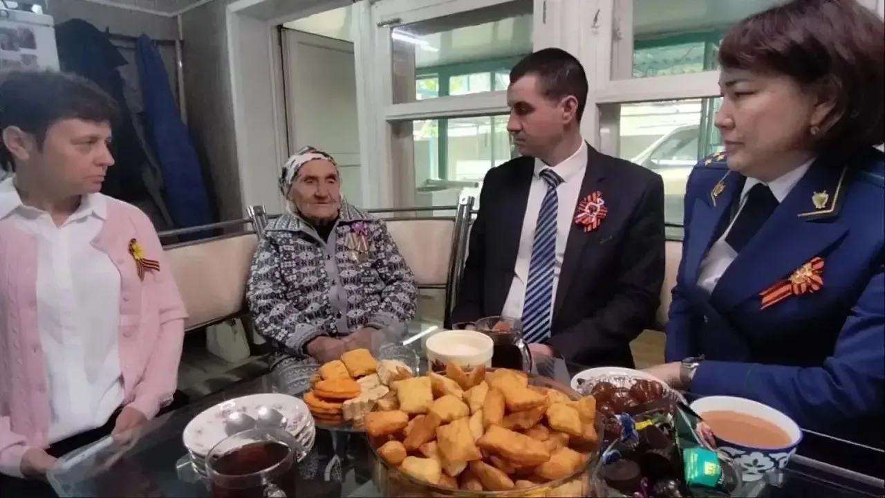 🎗️В преддверии празднования Дня Победы прокурор Икрянинского района Шиналиева Гульнара Кунаковна пос