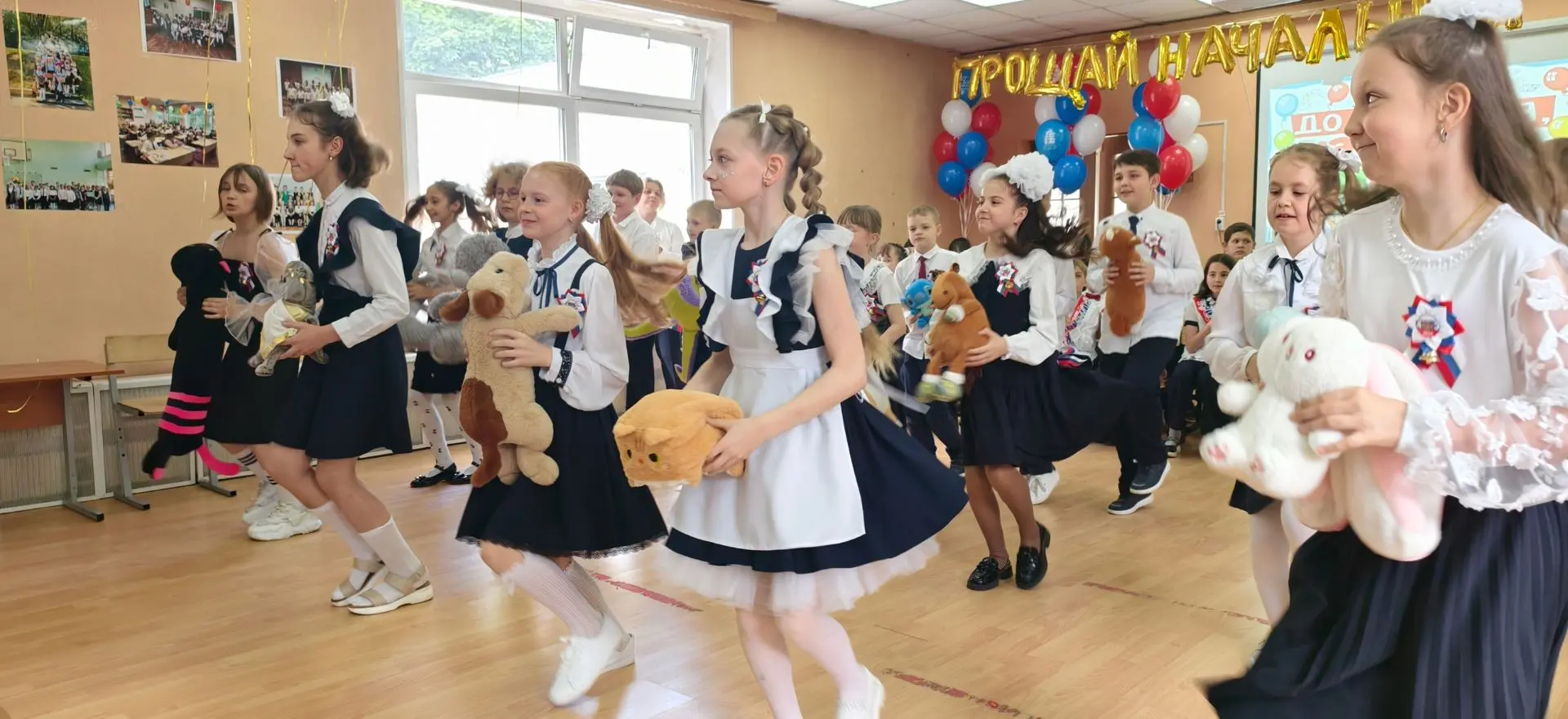 ПРАЗДНИК 4-ЫХ КЛАССОВ   🎉 В начальной школе прошел выпуск из 4-ых классов. Кажется, совсем недавно р