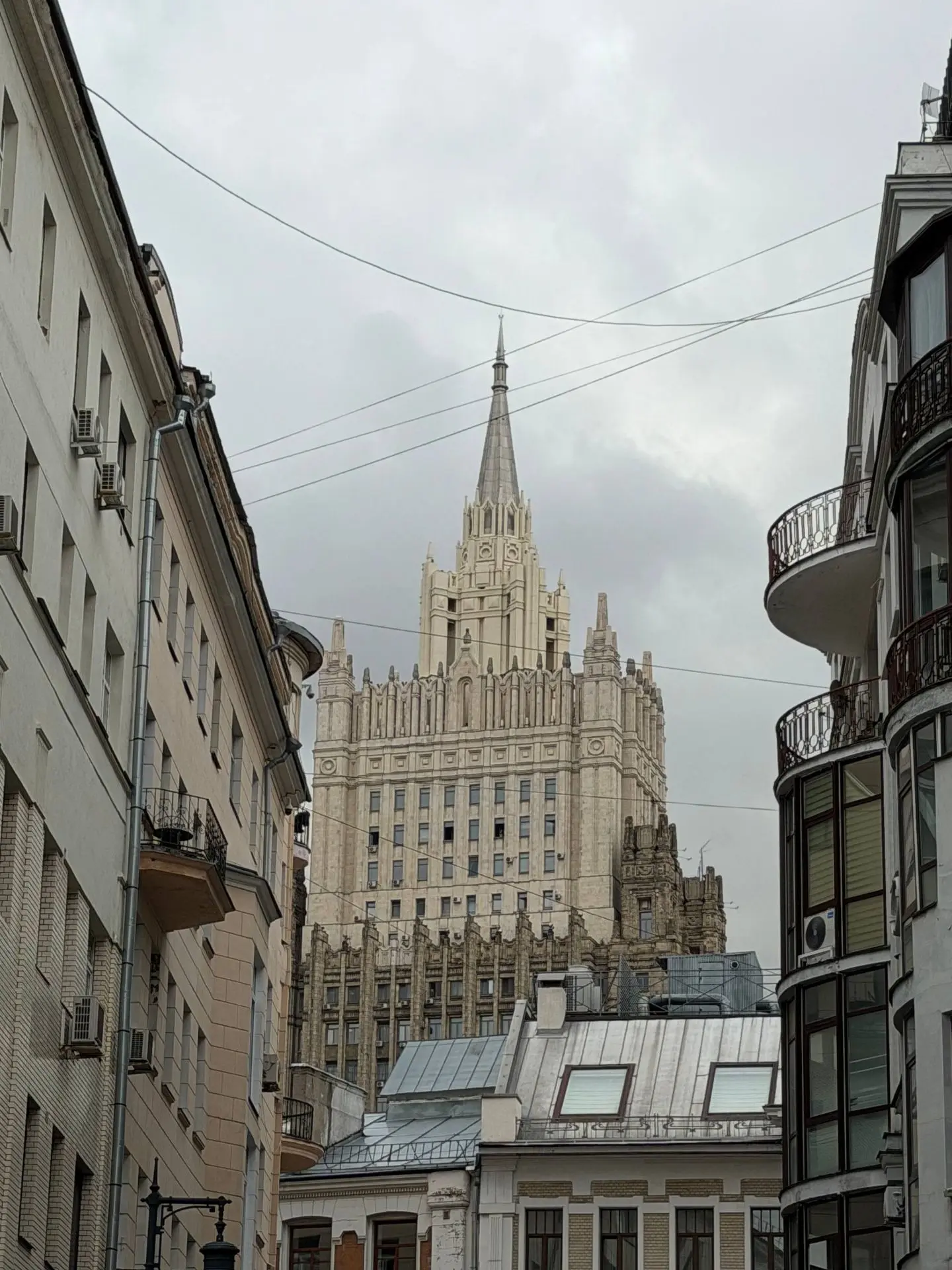 Недооценённое место на Арбате

На Арбате легко оставить пару тысяч за посредственный обед, и хорош